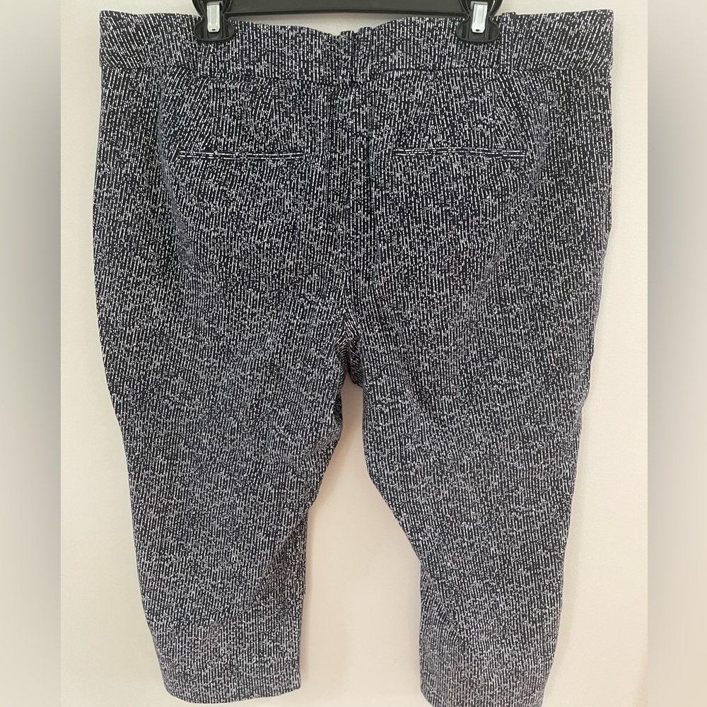 Lane Bryant The Allie Navy and White Capri Crop Pants size 18 - Picture 3 of 6